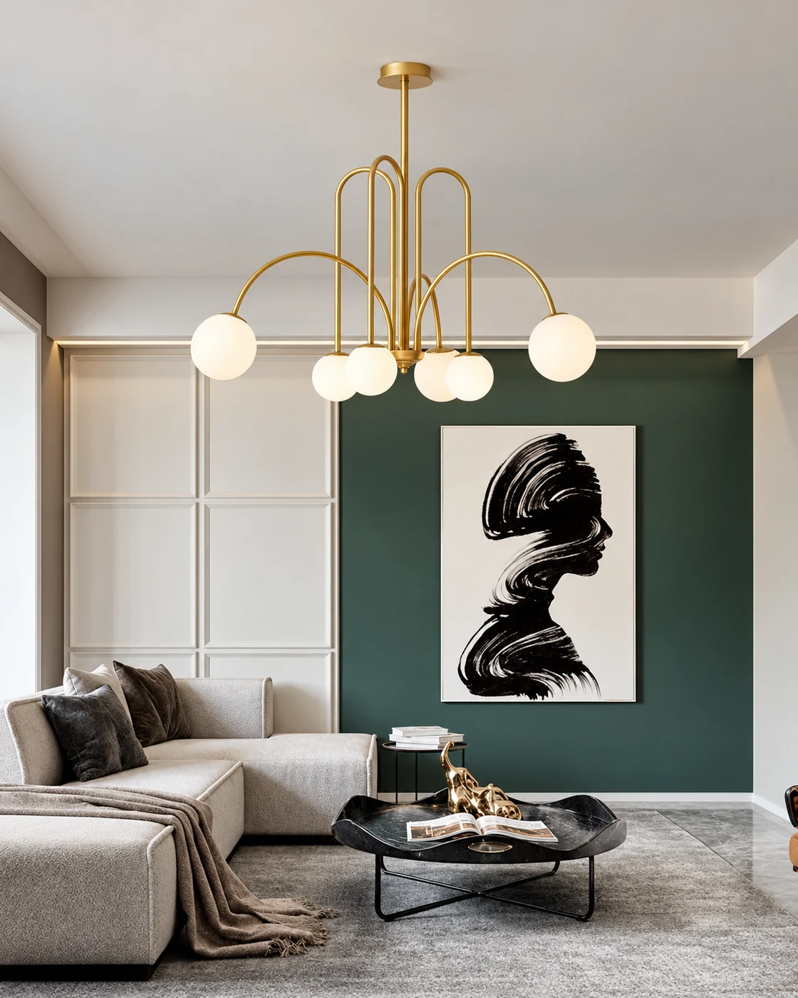 Lámpara dorada de globos blancos en una sala con pared verde